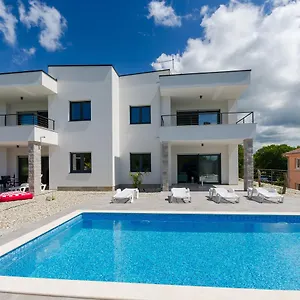 Apartment Romance, Pinezići