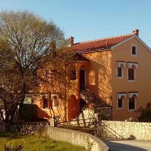 Apartment Laura, Pinezići